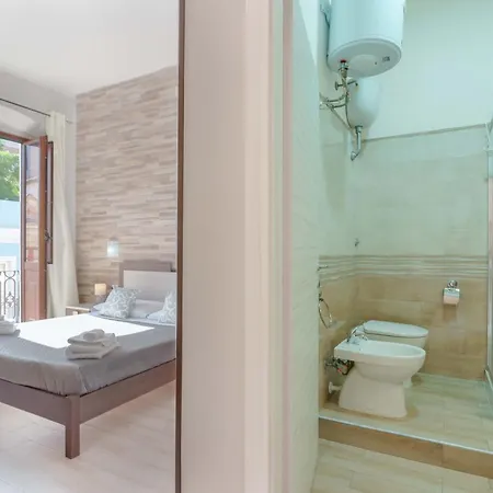 Domos La Corte Ghibellina איגלסיאס