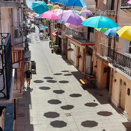 Domos La Corte Ghibellina איגלסיאס